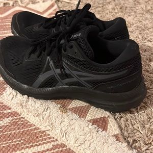 Black Nike ASICS size 7.5 serving shoes